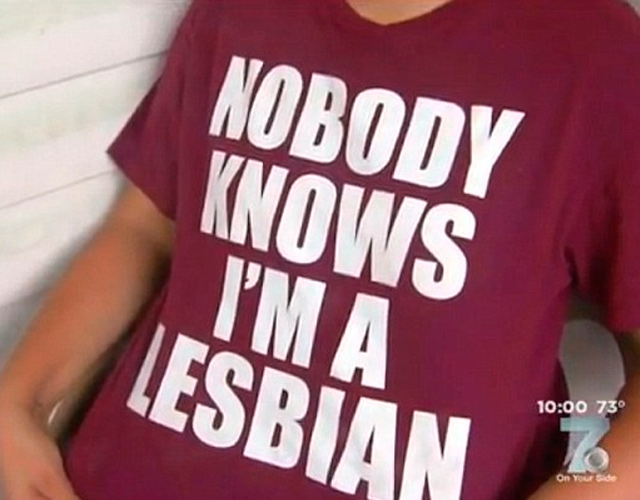 Expulsada del instituto por llevar una camiseta con el mensaje "nadie sabe que soy una lesbiana"