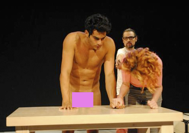 El actor mexicano Hugo Catalán, desnudo completamente en el teatro