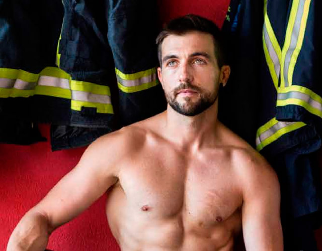 Bomberos desnudos de Madrid en un calendario solidario