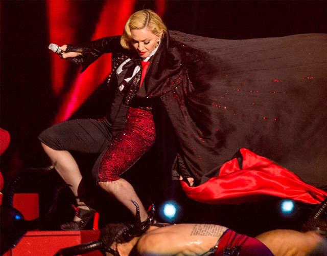 Madonna, al borde de la caída cantando 'Living For Love' en Chicago