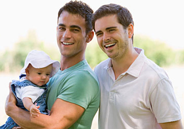Un nuevo estudio afirma que los padres gays dedican más tiempo a sus hijos