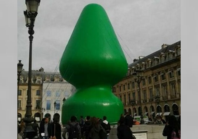 El árbol de Navidad con forma de pene gigante