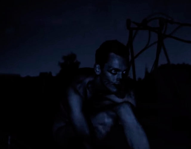 El cantante Sean Nicholas Savage desnudo en el vídeo de 'Promises'