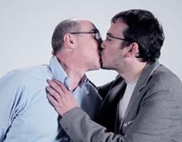 Beso gay vídeo electoral