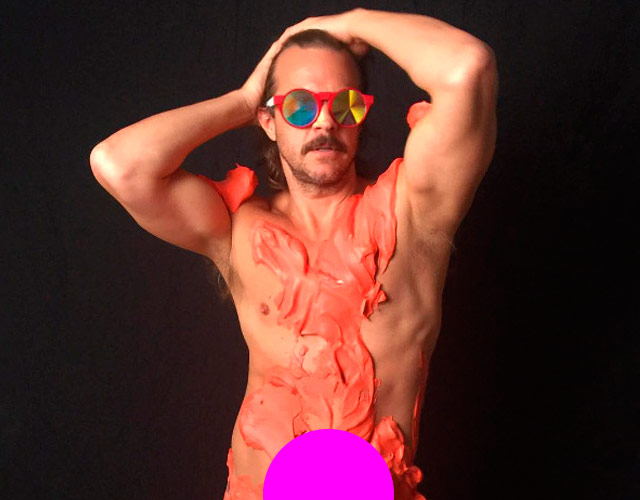 El cantante Casey Spooner desnudo para disfrazarse de tarta