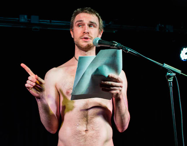 Hombres desnudos leyendo en recitales, la última moda