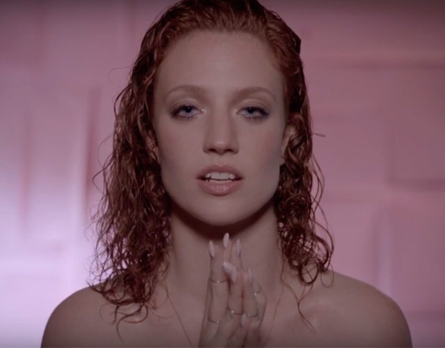 Jess Glynne desnuda en el vídeo de 'Take Me Home'