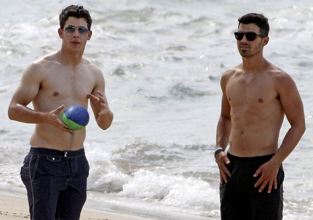 Nick Jonas y Joe Jonas acaban juntos en un club gay