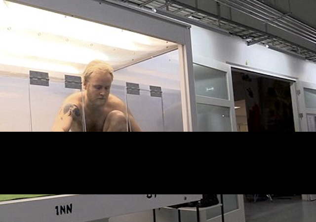 Un estudiante desnudo se masturba en streaming en una caja de cristal