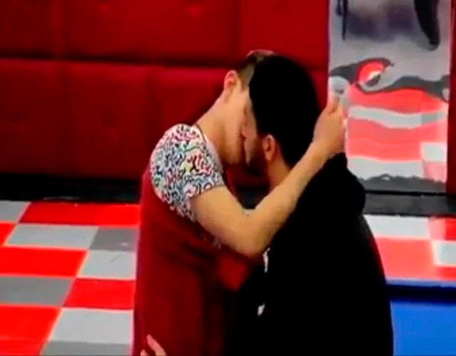 Los besos de Han y Aritz en 'Gran Hermano' 16 reciben comentarios homófobos de Sofía