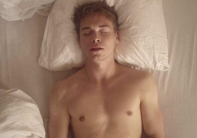 El actor Nicolas Wollesen desnudo y masturbándose en la película Mørke Rum