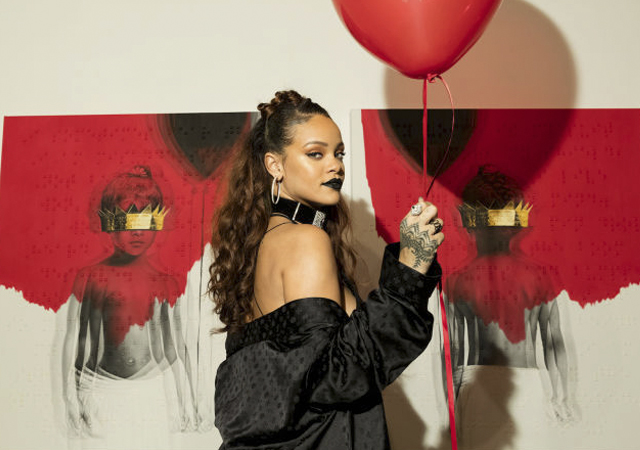 Rihanna regala teléfonos móviles a sus fans más fieles