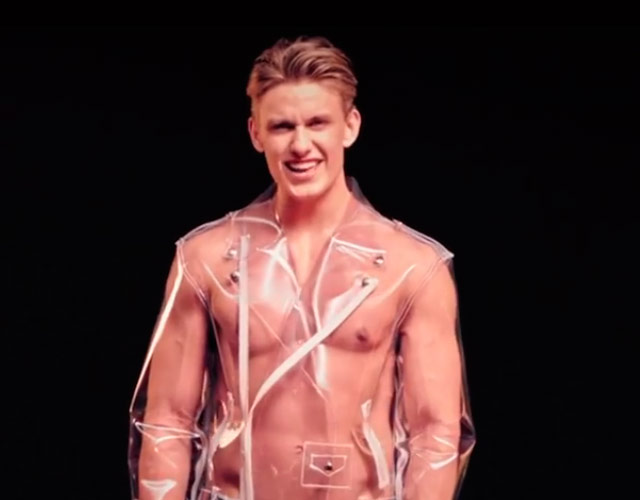 Boris Laursen desnudo en el vídeo de 'Slingshot'