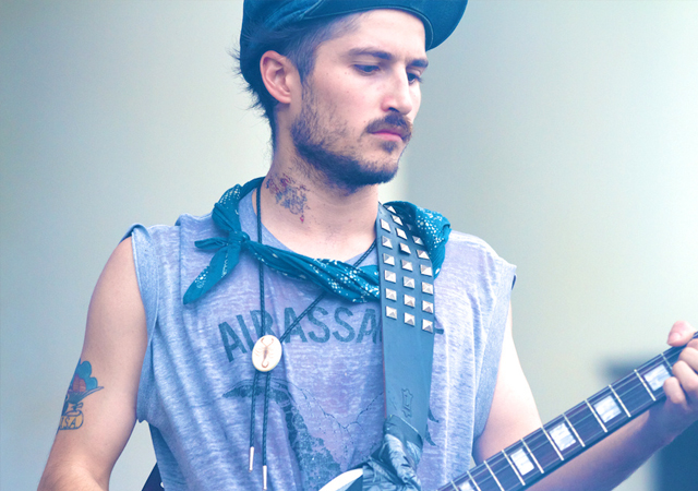 Las fotos de Cole Alexander desnudo, el guitarrista de los Black Lips