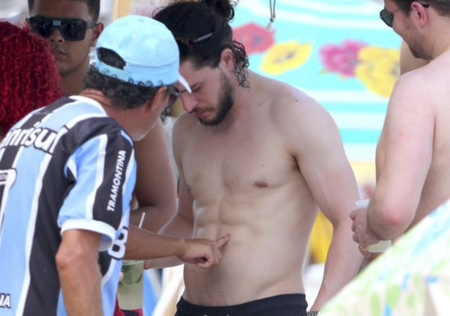 Los abdominales de Kit Harington en Rio de Janeiro