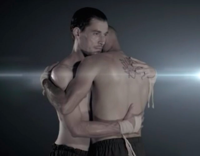 Hombres sin camiseta abrazándose en el videoclip de Kristian Conde