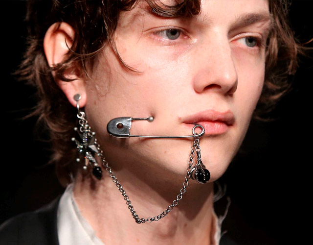 Piercings gigantes en la cara, la última moda según Alexander McQueen