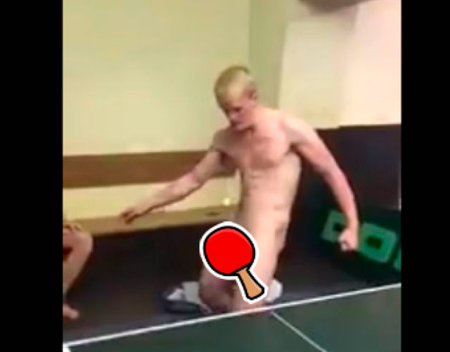 El viral del hombre desnudo que juega al ping pong con su pene