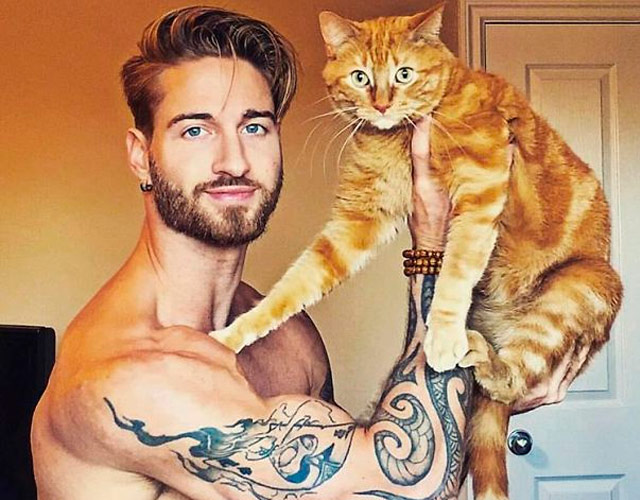 Hombres desnudos y gatos en la cuenta de Instagram definitiva