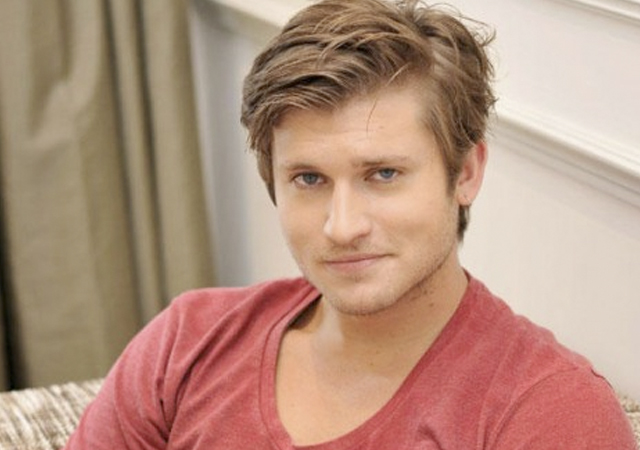 El actor Tom Weston-Jones, desnudo en 'Dickensian'