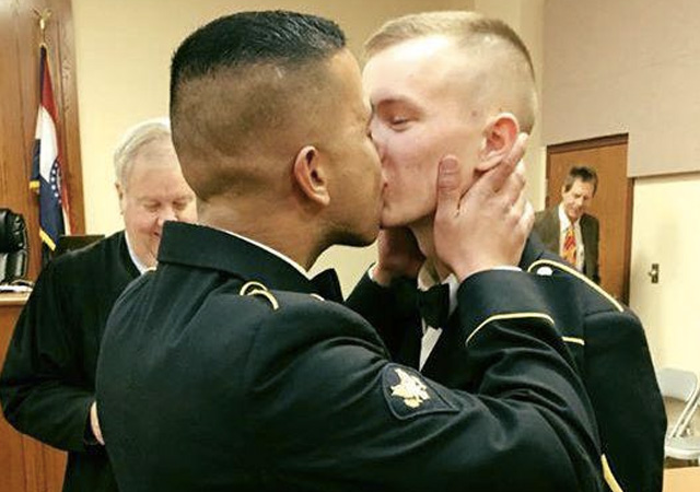 La foto de la boda gay militar que está dando la vuelta al mundo