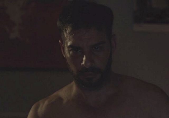 El actor Karel Fernández, desnudo en 'Alfa'