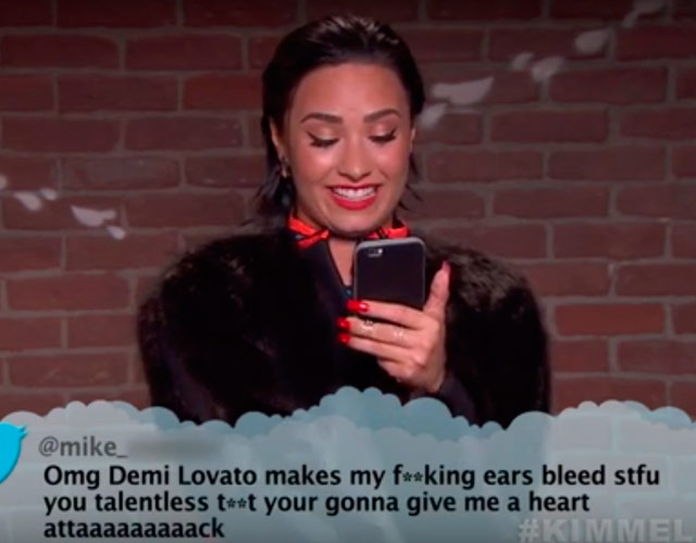 Demi Lovato, Rita Ora y otras divas leyendo tuits con insultos
