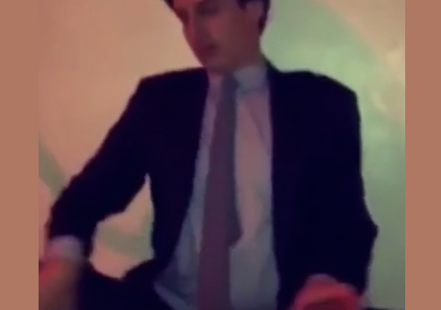 El vídeo del chico desnudo de fiesta con el traje roto