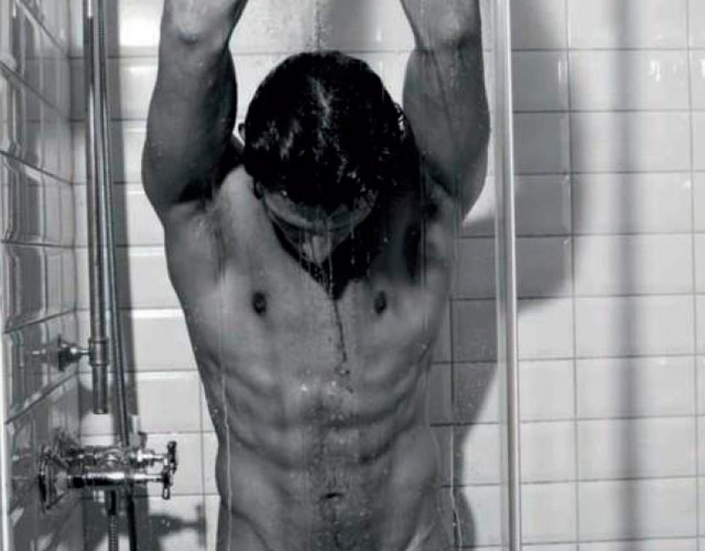 Andrés Velencoso desnudo en la ducha
