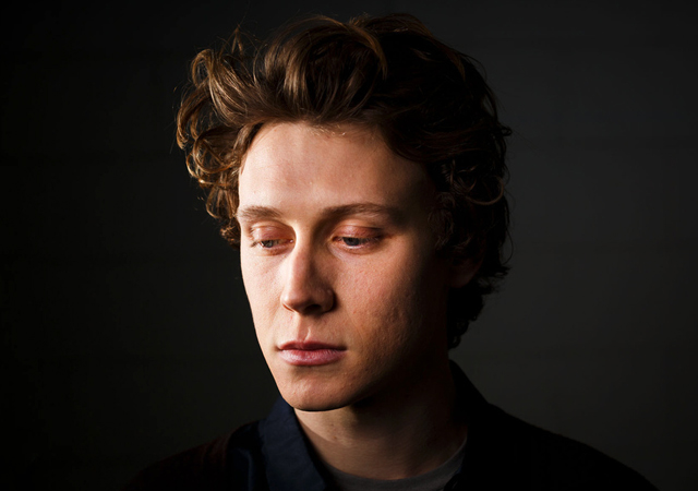 El británico George Mackay, desnudo en la serie  'The Outcast'