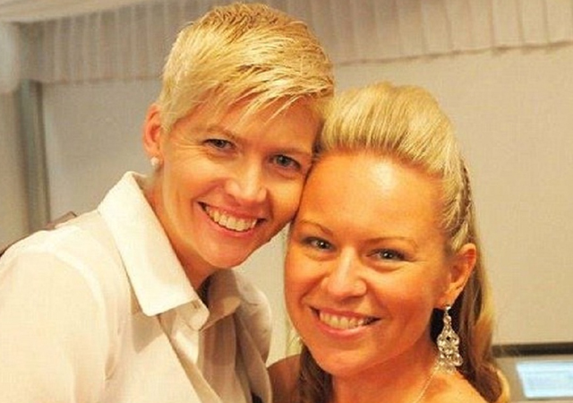 Una mujer pierde a su esposa en un accidente y es maltratada por las autoridades