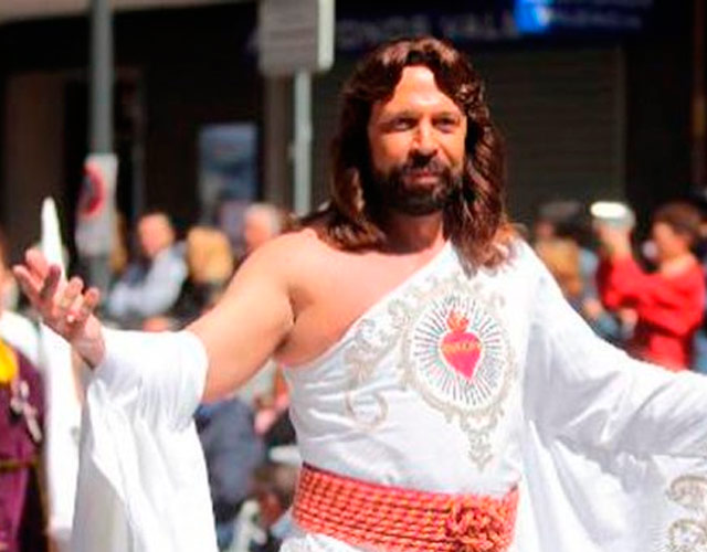 El Jesucristo gay expulsado de una procesión por enseñar un hombro