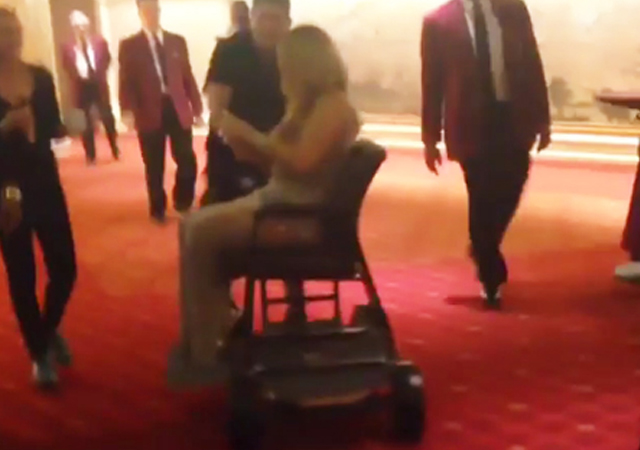 El vídeo viral de Mariah Carey siendo llevada en un carro
