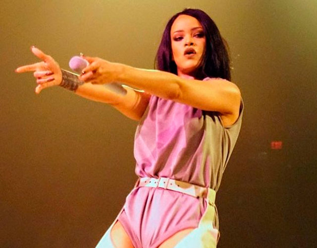 Rihanna se enfada con un fan que le lanza billetes en concierto