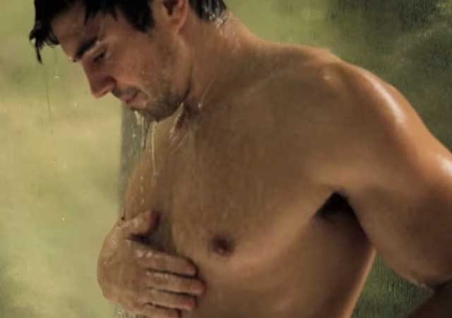 El chulazo imponente de Steve Grand, desnudo en la ducha