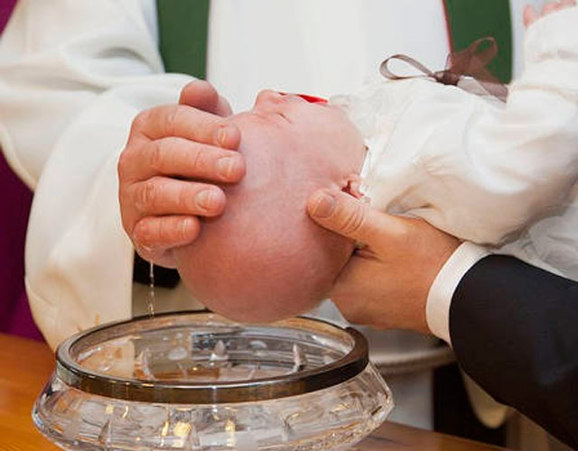 Un cura impide a una lesbiana estar en el bautizo de su hijo