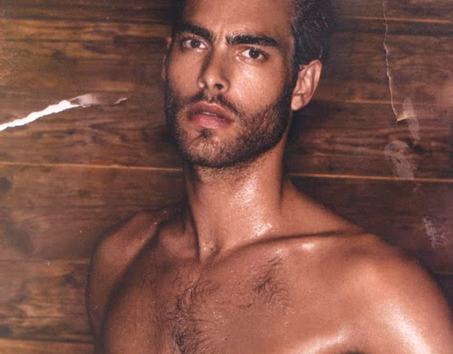 Jon Kortajarena desnudo y tocándose en la ducha
