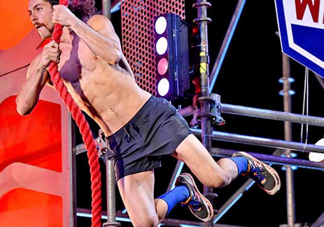 Un concursante desnudo en el programa 'Ninja Warriors' en Suecia