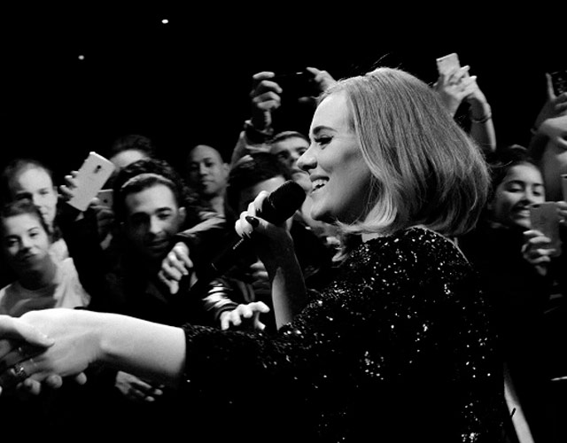 Adele pide que dejen de grabarla en un concierto