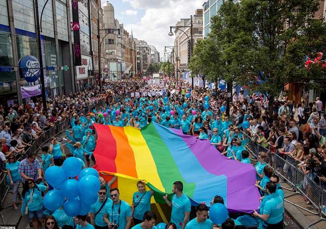 El nuevo alcalde de Londres ondea la bandera LGBT
