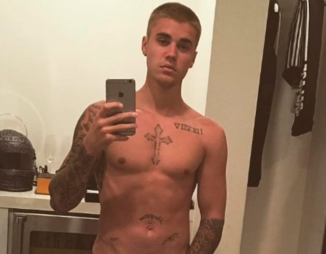 Justin Bieber desnudo agarrándose el paquete para Calvin Klein