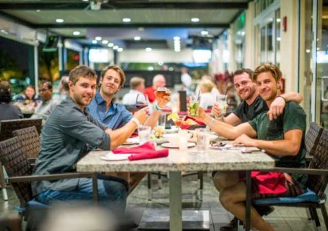 4 youtubers desnudos en un increíble viaje juntos