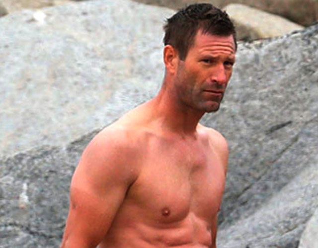 Aaron Eckhart desnudo en la playa