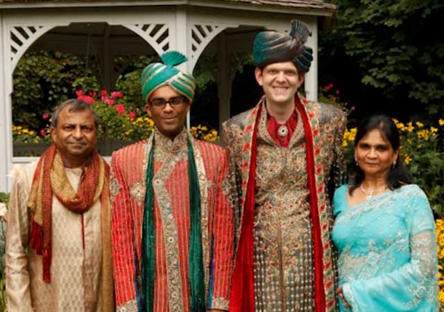 La emocionante boda gay hindú que montaron unos padres a sus hijos