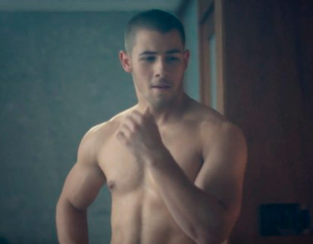 Nick Jonas desnudo en el vídeo de 'Under You'