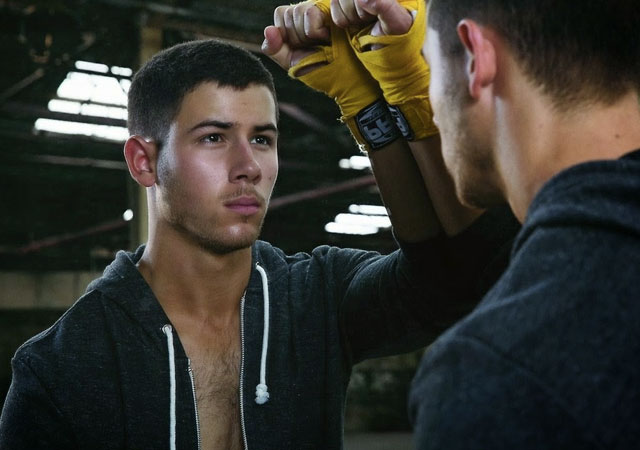 Nick Jonas desnudo en la escena más explícita de sexo gay en 'Kingdom'