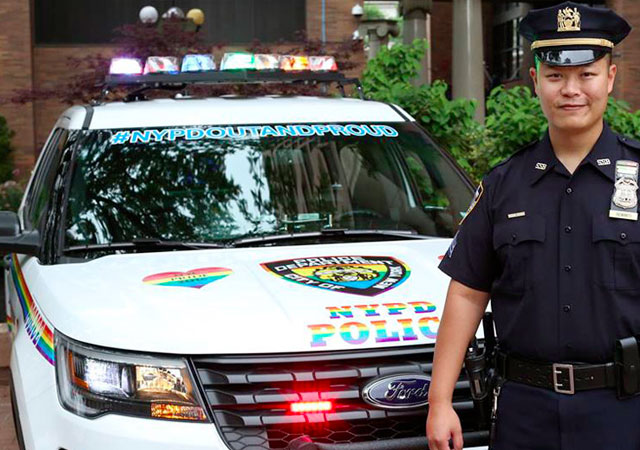 La policía de Nueva York luce la bandera LGBT en homenaje a Orlando