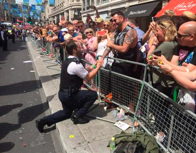 El policía gay que pide matrimonio a su novio durante el Orgullo