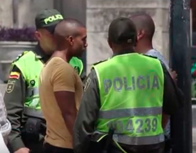 La policía de Colombia detiene y acosa a dos hombres besándose en la calle