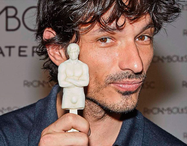 Cómete el cuerpo de Andrés Velencoso desnudo en formato helado